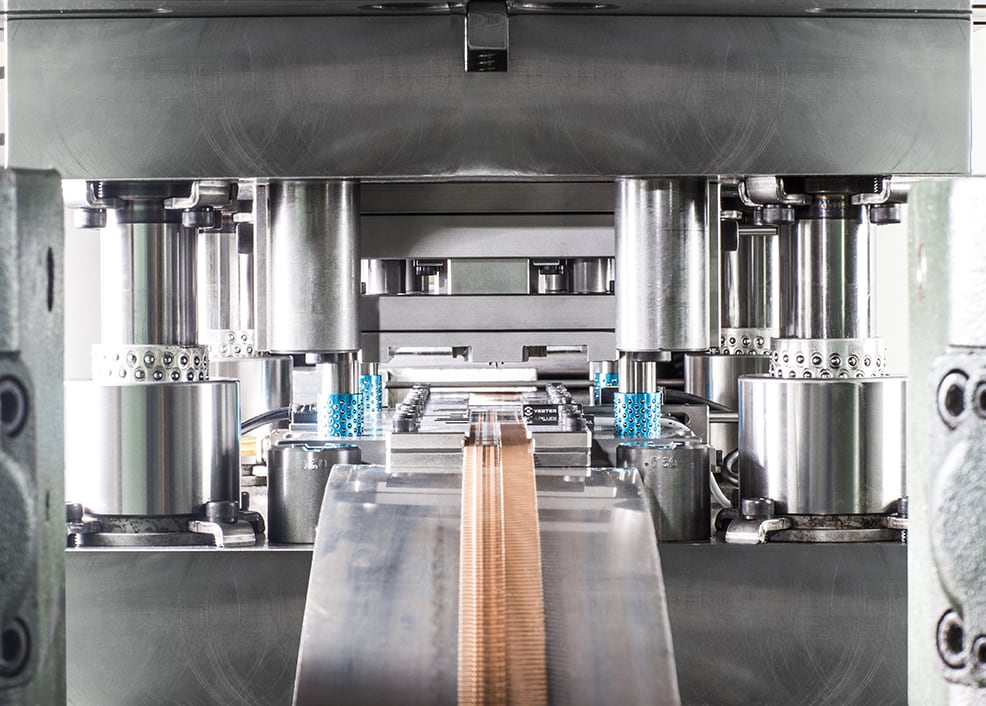 用于插入模塑部件的金属冲压器